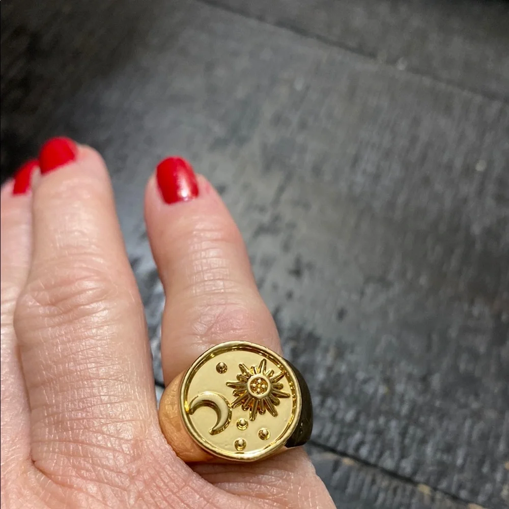 NWOT Size 6 Gold Tone Sun & Moon Signet Ring - Women Jewelry!